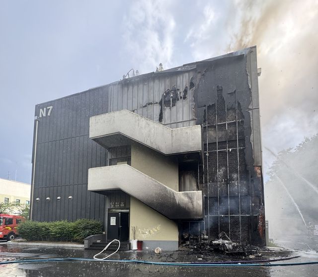 불에 탄 충남대 학생회관 외벽