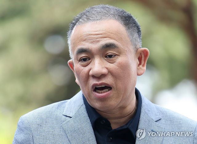 질문에 답하는 명태균 씨