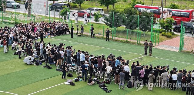 전역 후 팬들 만난 BTS 뷔·RM