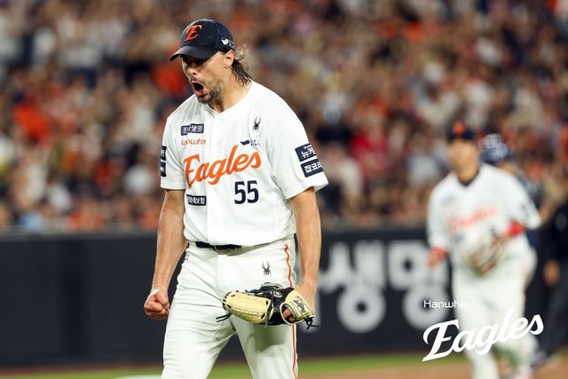 실점 위기를 넘기고 포효하는 한화 선발 와이스