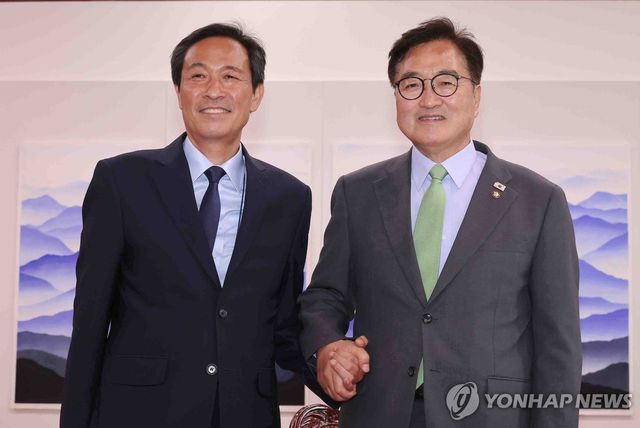 우원식 국회의장 예방한 우상호 정무수석