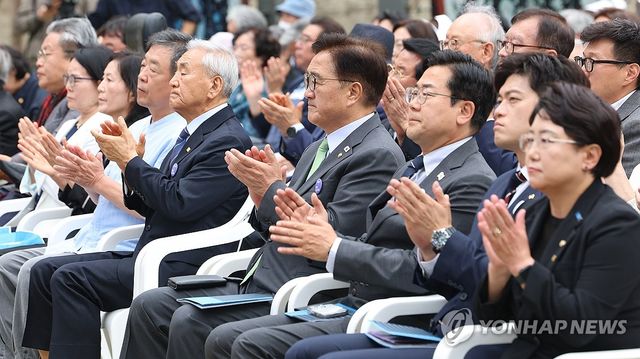 제38주년 6·10민주항쟁 기념식, 대통령 기념사에 박수치는 참석자들