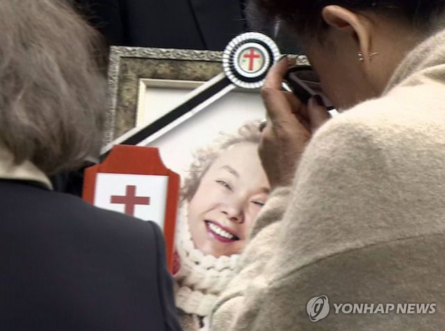 지난해 10월 배우 김수미 영결식