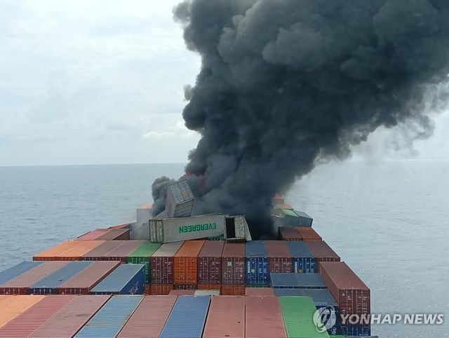 화재 발생한 컨테이너선