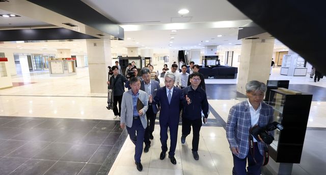 박종훈 경남도교육감, 폐업한 롯데백화점 마산점 방문