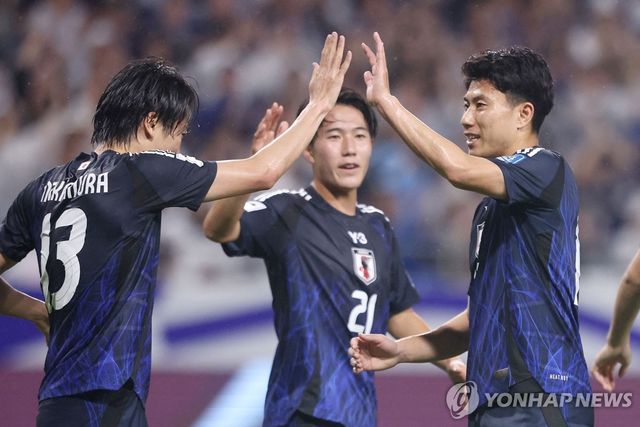 6번째 골 넣고 팀원들과 기뻐하는 일본의 호소야 마오(오른쪽)