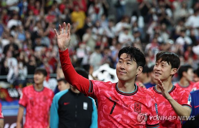 팬들에게 인사하는 손흥민과 이재성