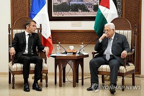 2023년 10월 서안지구서 만난 아바스 팔 자치정부 수반과 마크롱 대통령. 