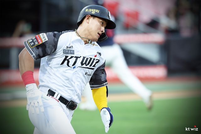 맹타로 수비 실수를 만회한 kt 안현민
