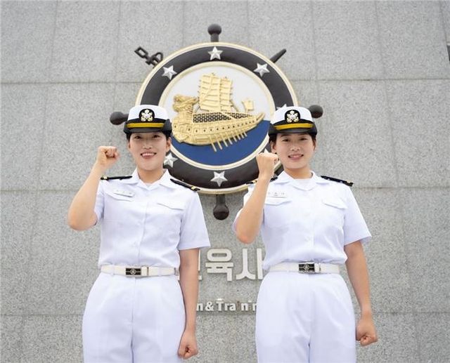 조시은(왼쪽) 소위와 김해나 소위