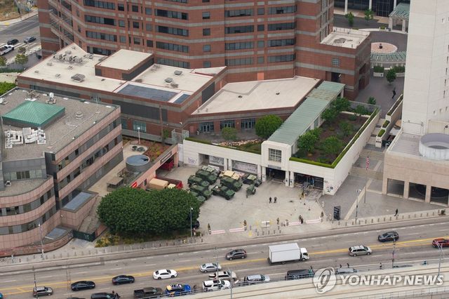 10일 오전 시위대가 물러난 LA 연방 구금센터 건물 일대를 상공에서 찍은 모습