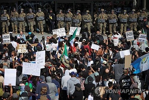 불법이민 단속에 항의하는 시위대 