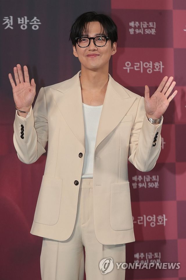 포즈 취하는 남궁민