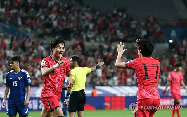 골 넣고 배준호와 기뻐하는 오현규