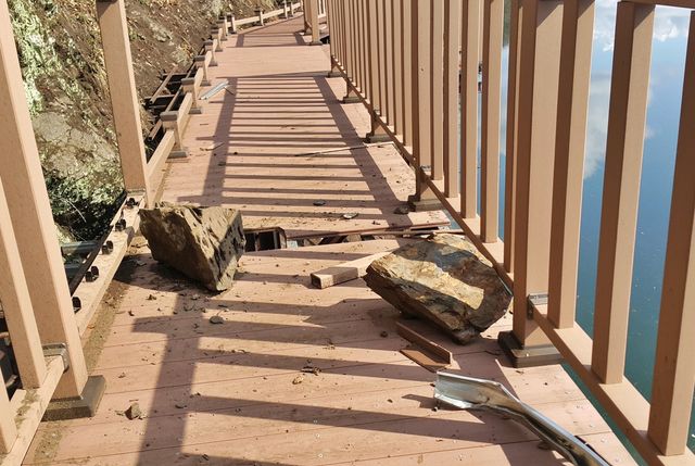 2020년 낙석으로 파손된 향수호수길 데크