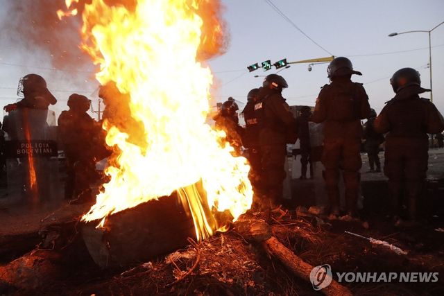 6일(현지시간) 볼리비아 시위 현장에 배치된 군 장병