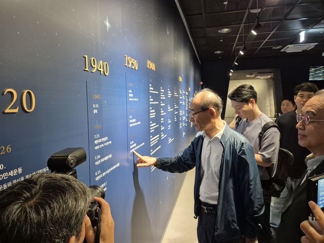 대한민국민주주의전당 관람하는 민주 단체 관계자