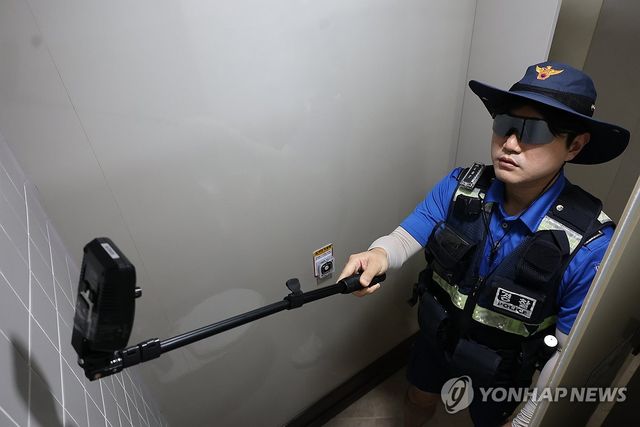 해운대 해수욕장 인근 공중화장실 불법 카메라 탐지하는 경찰