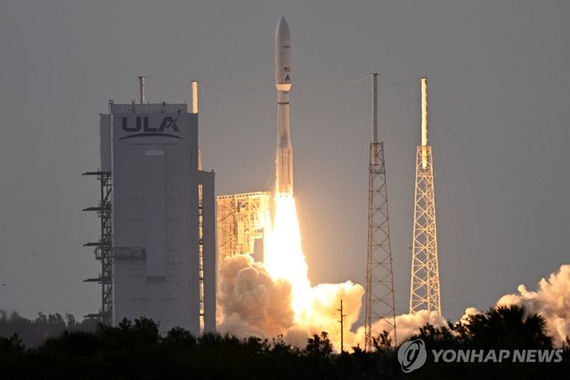 지난 4월 아마존 인터넷 위성 싫은 ULA 로켓 발사 모습.