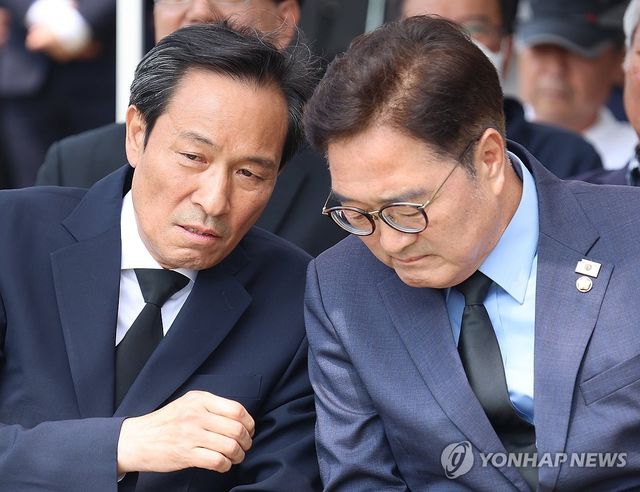 우원식 국회의장-우상호 정무수석, 이한열 추모식