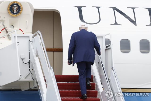 에어포스원 계단 오르는 도널드 트럼프 미국 대통령