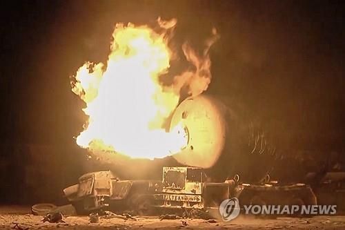 사진은 미군 공습으로 불 난 예멘 라스 이사 항구 