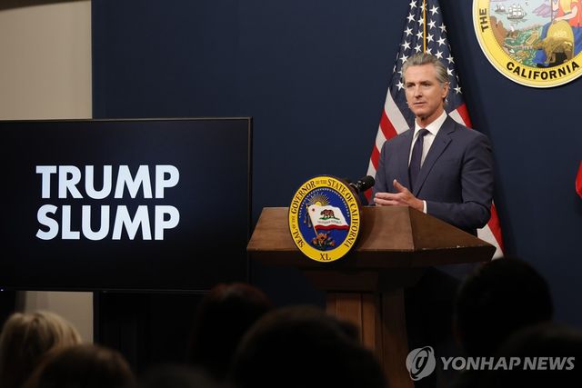 지난달 트럼프 대통령 비판하는 개빈 뉴섬 캘리포니아 주지사 