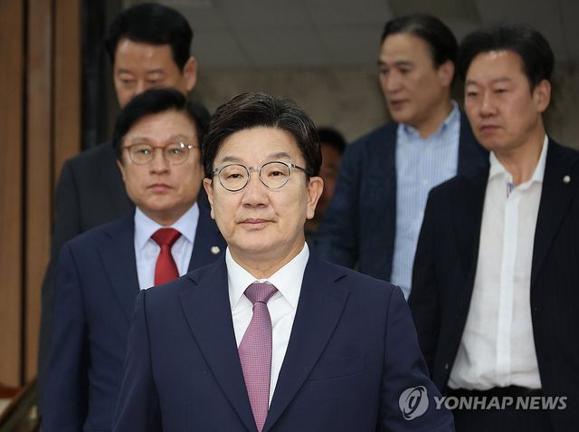 원내대책회의 참석하는 권성동 원내대표