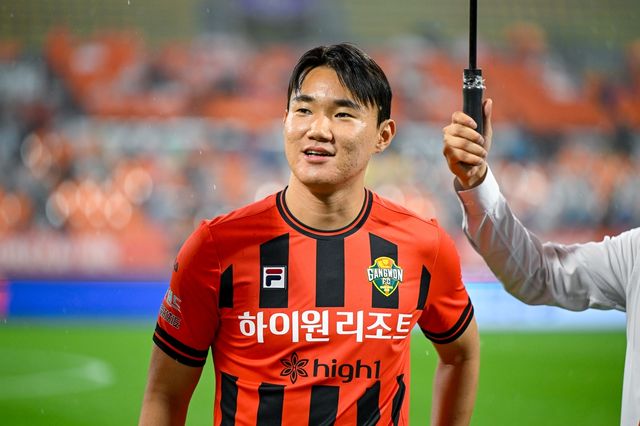 강원FC 팬들에게 인사하던 셀틱 양현준.