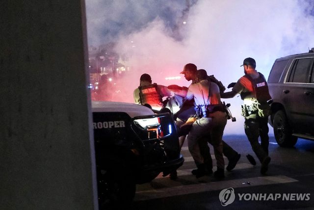 지난 9일 텍사스 오스틴에서 시위대 진압하는 경찰