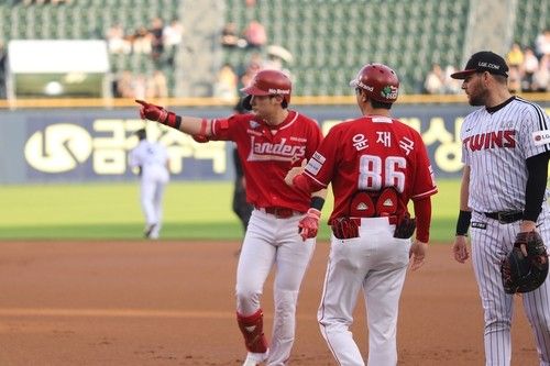 10일 LG와 경기에서 1루 출루 후 기뻐하는 SSG 최지훈(왼쪽).