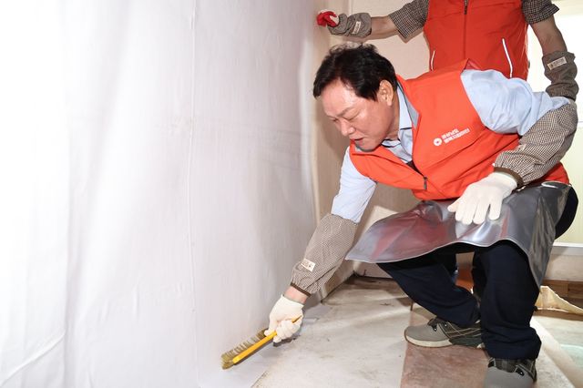 도배하는 박완수 경남지사