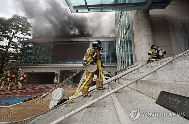 화재 발생한 조계종 국제회의장으로 들어가는 소방관들