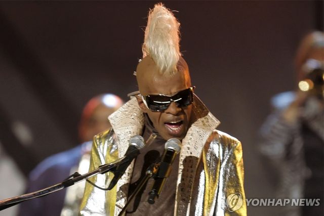2006년 그래미 시상식 무대에 오른 슬라이 스톤
