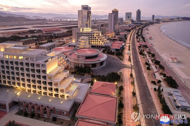 김정은, 완공된 갈마해안관광지구 시찰