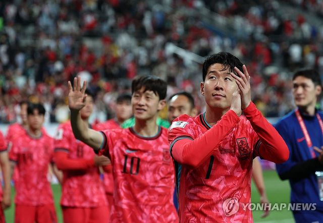 팬들에게 인사하는 손흥민