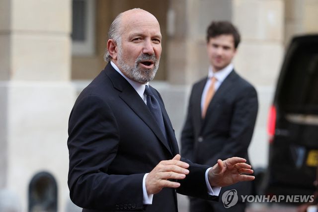 취재진과 대화하는 하워드 러트닉 미국 상무장관