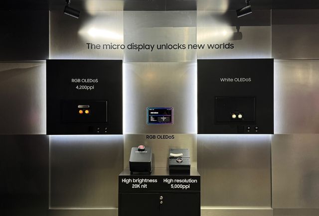 'AWE USA 2025'에 전시된 삼성디스플레이 최신 올레도스 제품