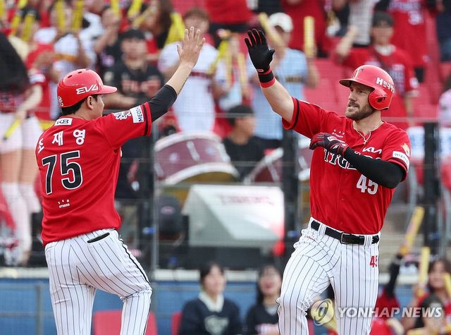 위즈덤의 홈런 하이 파이브