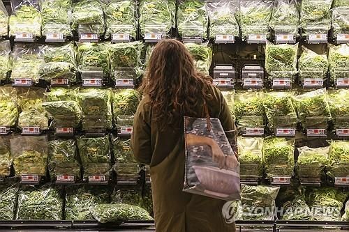 뉴욕의 한 수퍼마켓 신선식품 코너