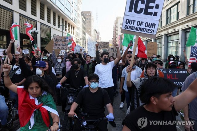 10일 LA 다운타운에서 불법이민단속에 반대하는 시위대