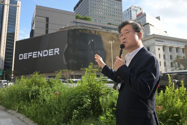 신세계백화점 대형 전광판 앞에 선 김길성 서울 중구청장