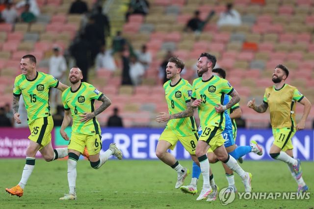 사우디를 꺾고 북중미 월드컵 본선 진출을 확정한 뒤 기뻐하는 호주 축구대표팀 선수들.