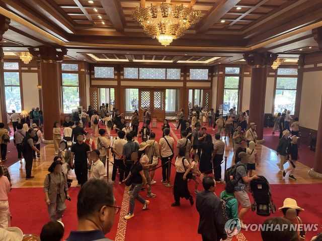 청와대 본관 로비로 들어온 관람객들