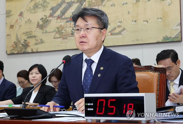 '리박스쿨' 관련 질의에 답변하는 오석환 교육부 차관