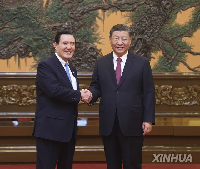2024년 4월 중국을 방문한 마잉주 전 대만 총통(왼쪽)과 시진핑 중국 국가주석