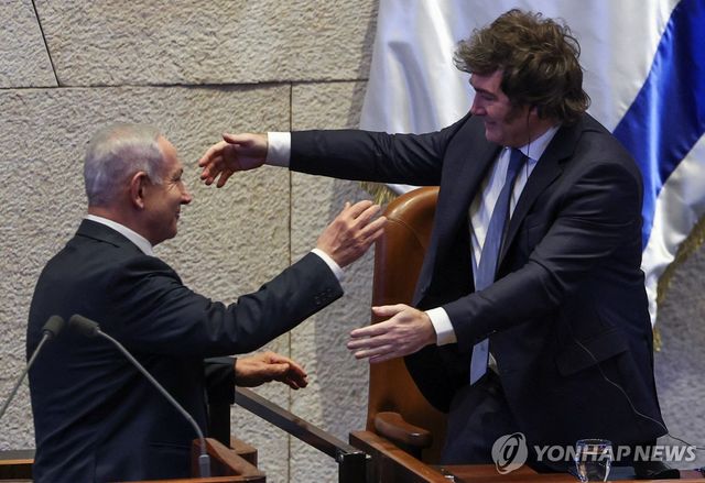 반갑게 포옹하는 밀레이 아르헨티나 대통령(오른쪽)과 네타냐후 이스라엘 총리