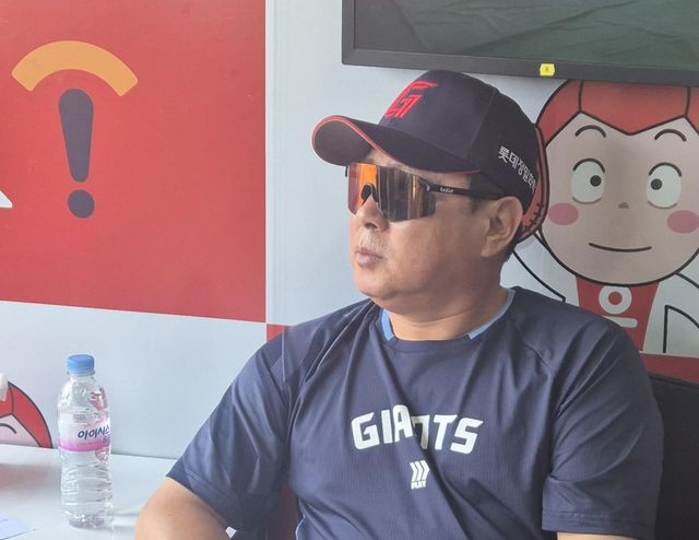 인터뷰하는 롯데 김태형 감독