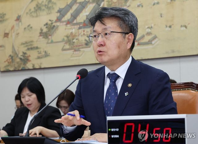 질의에 답하는 오석환 교육부 차관