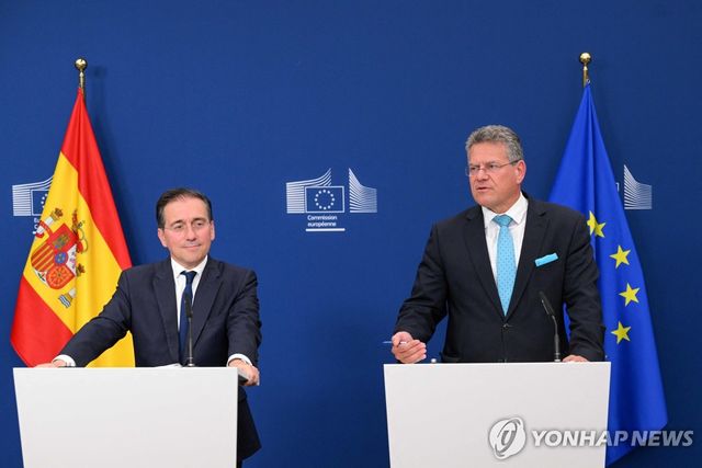 공동 기자회견하는 스페인 외무와 EU 집행위원